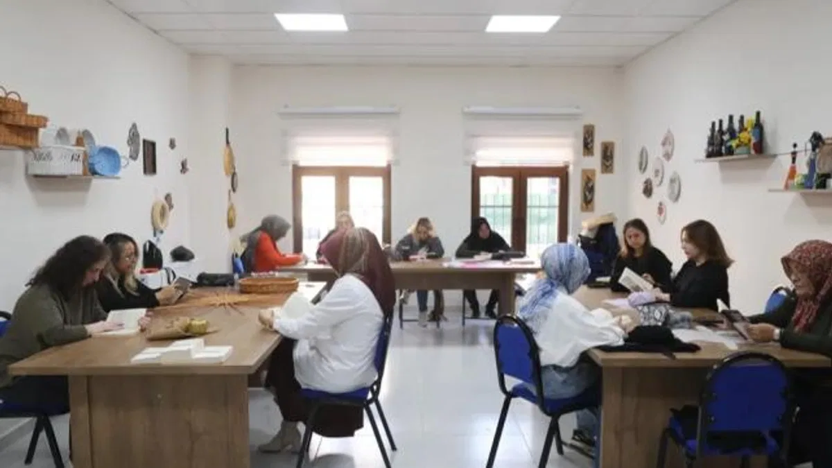 Nevşehir Belediyesi kursiyerlerine kitap okuma etkinlği