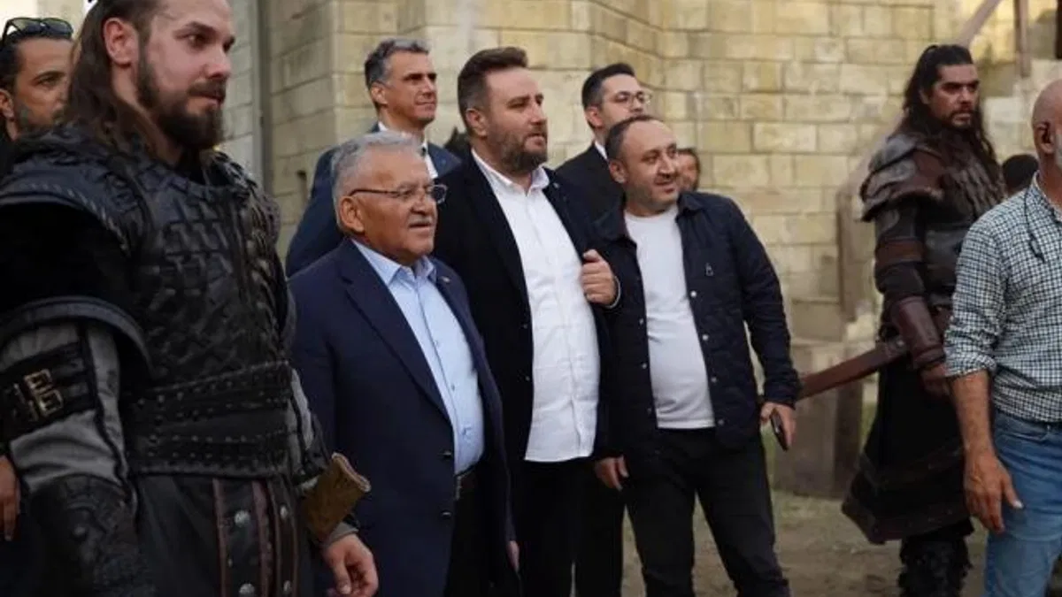 Memduh Büyükkılıç’tan İstanbul’da film platosuna ziyaret