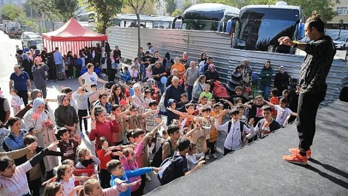 Çocuklar, Cumhuriyet Otobüsü ile doyasıya eğlendi