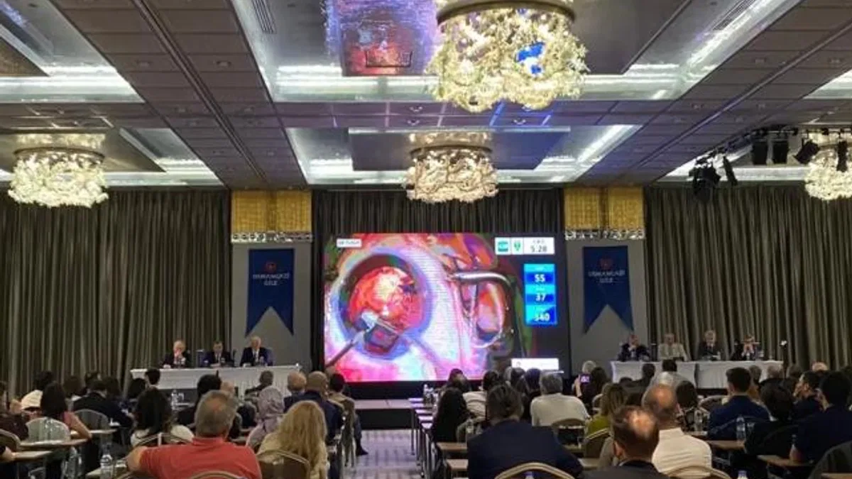 Bursa’da göz cerrahlarından canlı ameliyat