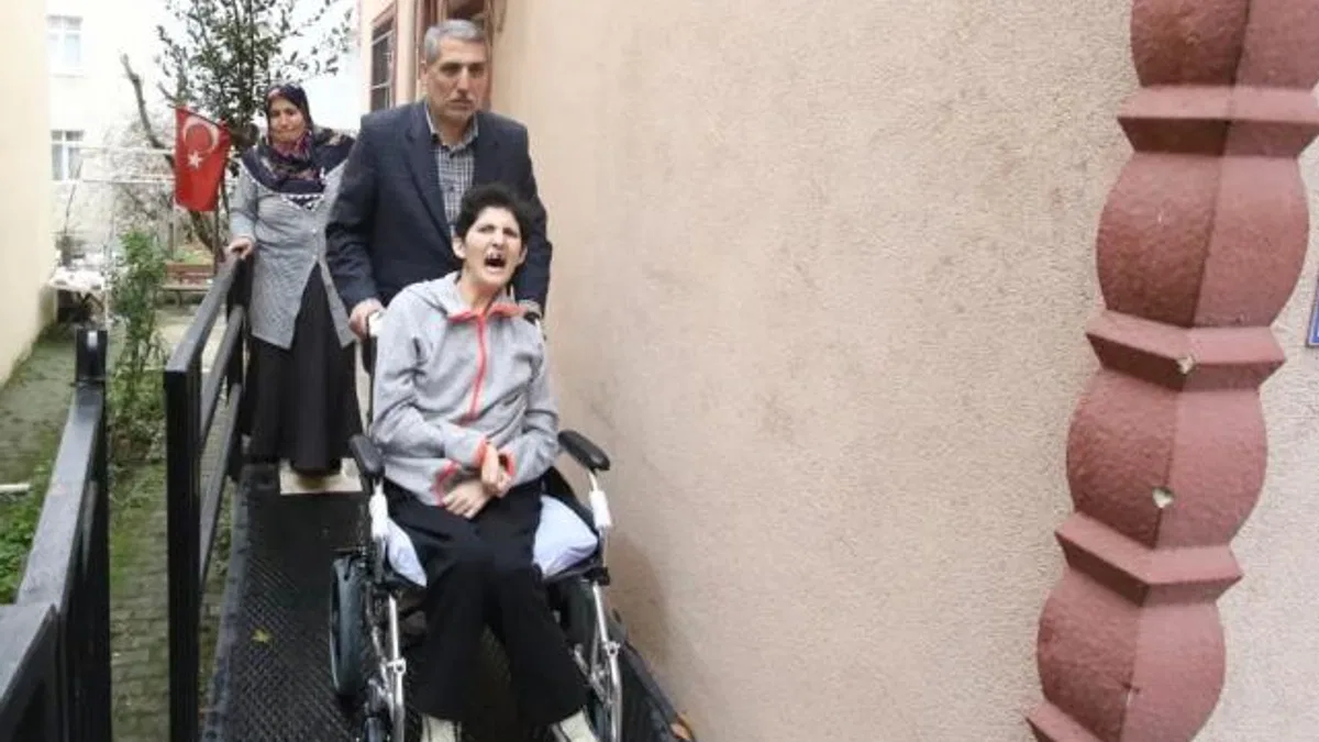 Kocaeli Büyükşehir’den engelli bireye özel rampa