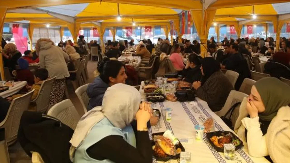 Gaziantep’te dört noktada sıcak yemek ikramı