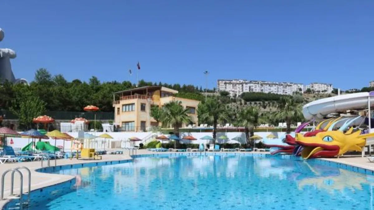 İzmir Karabağlar’da Aqua Yaşam yüzme havuzu yeni sezonunu açtı
