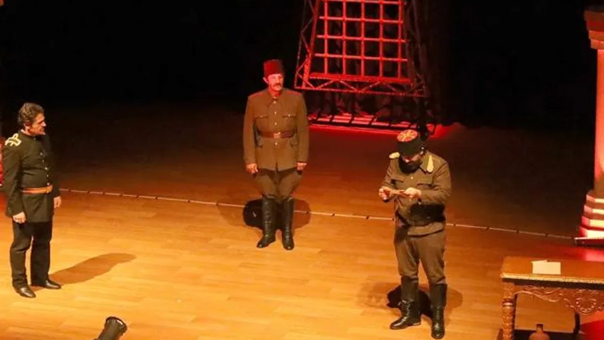 “Kumandan” oyunu alkış topladı