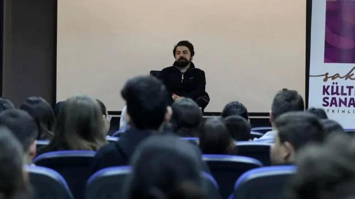 Sakarya’da yazar Yanık edebiyatsever gençlerle buluştu