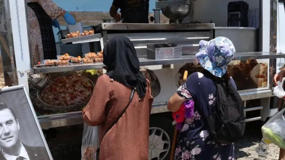 İzmir Güzelbahçe’de Ferdi Zeyrek adına lokma döküldü