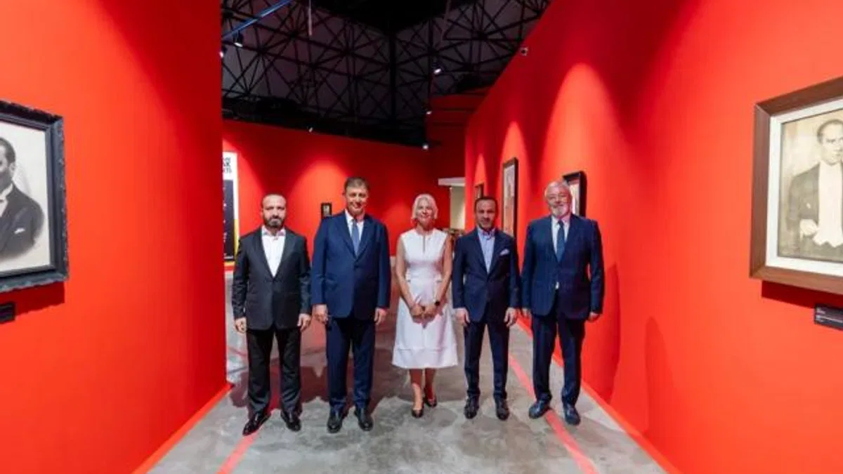Atatürk ve Refik Anadol sergileri İzmirliler ile buluşuyor