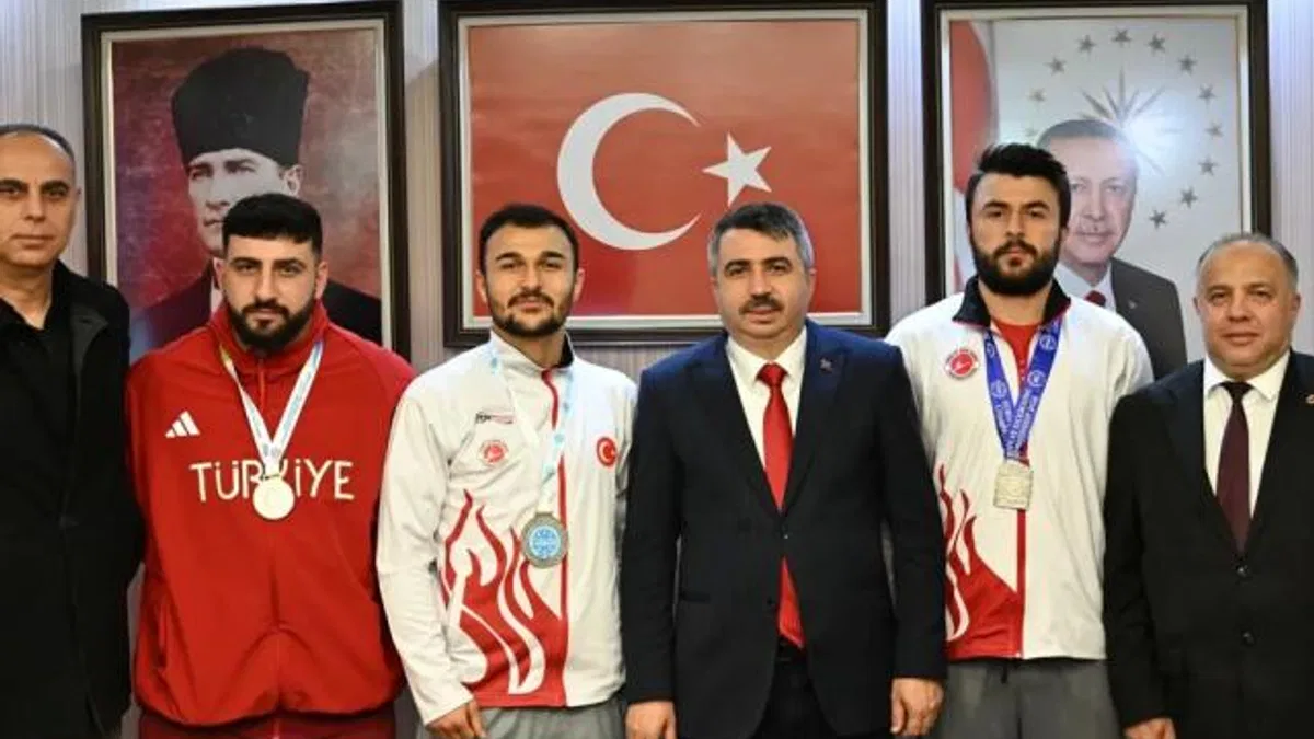 Bursa Yıldırım Belediye Başkanı Yılmaz şampiyonları ağırladı