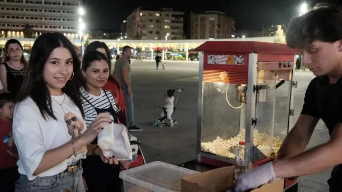 Kocaeli’nde sinema keyfi Milli İrade Meydanı’nda yaşanıyor