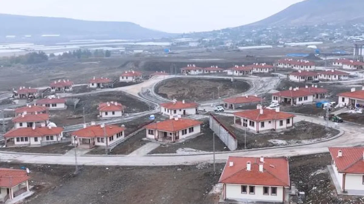 Deprem bölgesinde köy evleri teslim ediliyor