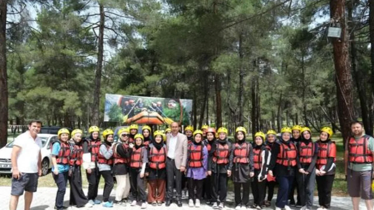 Orhaneli’nde liseli öğrenciler rafting yaptı