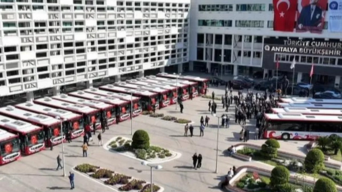 Antalya Büyükşehir’den toplu taşıma filosuna 19 yeni otobüs