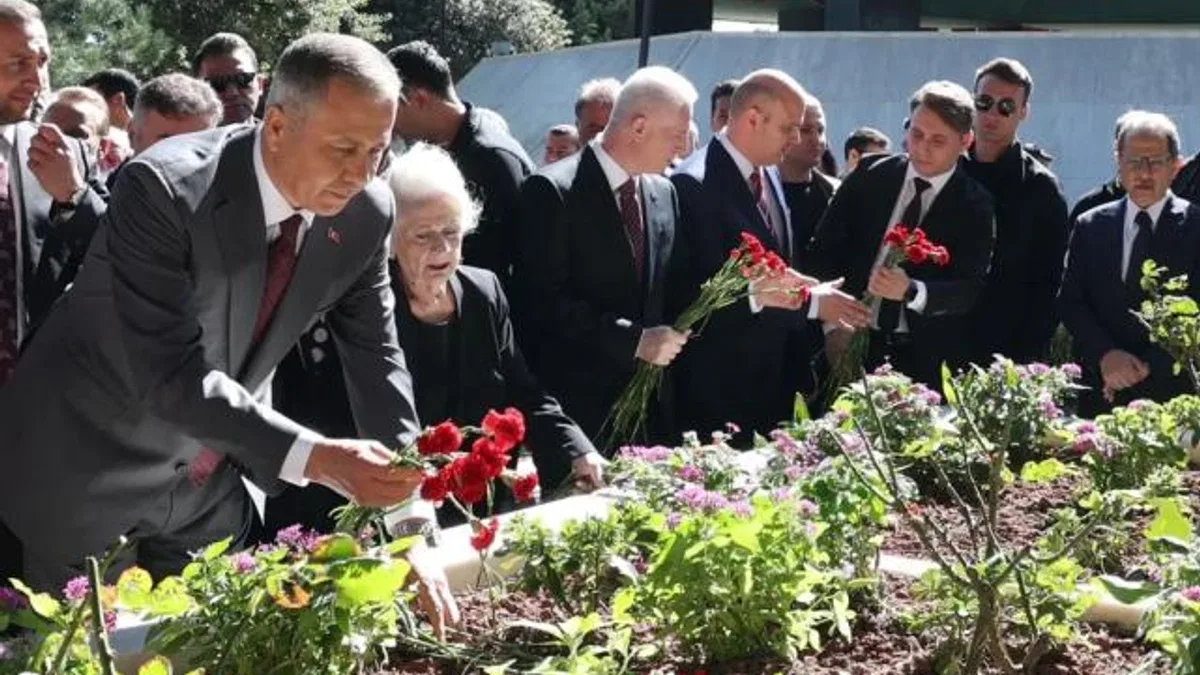 Adnan Menderes ve dava arkadaşları mezarları başında anıldı
