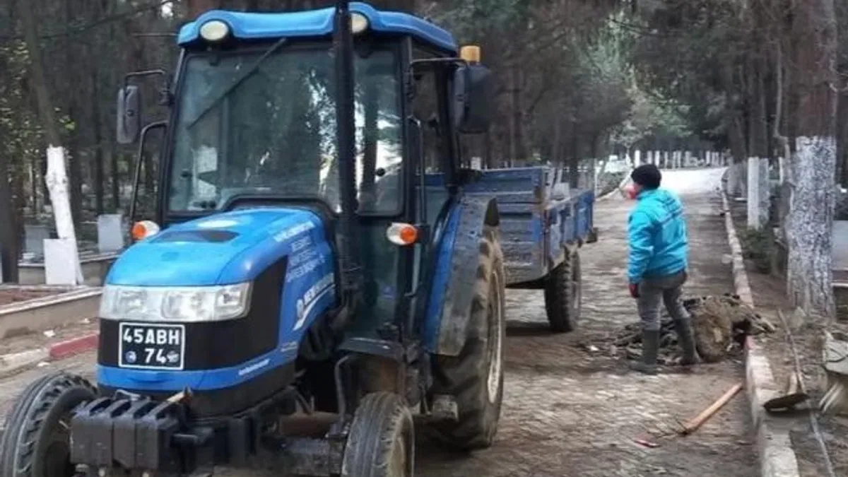 Manisa’da mezarlık bakımları aralıksız devam ediyor