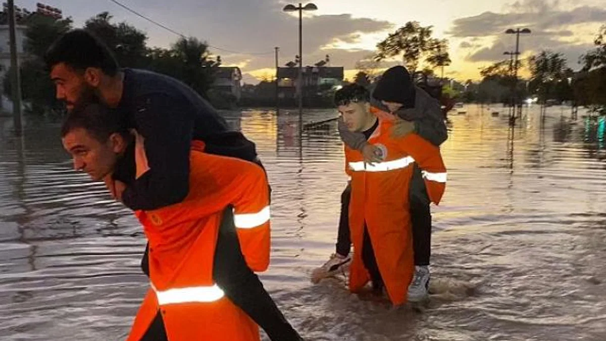 Büyükşehir ekipleri Manavgat’ta vatandaşın yanında