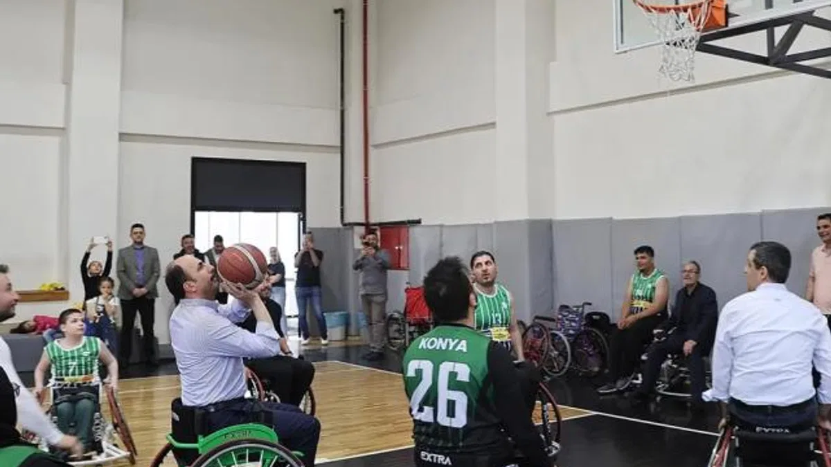 Konya’da tekerlekli sandalyede pota heyecanı