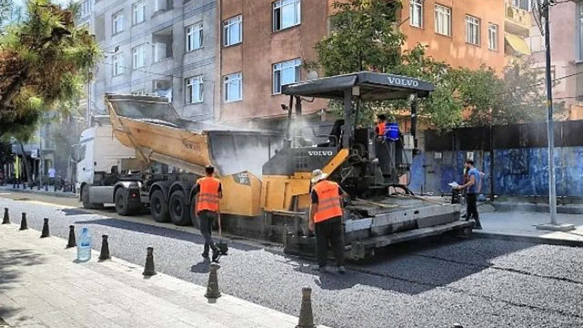 Bayrampaşa’da yol ve kaldırımlar yenileniyor, ulaşım kolaylaşıyor