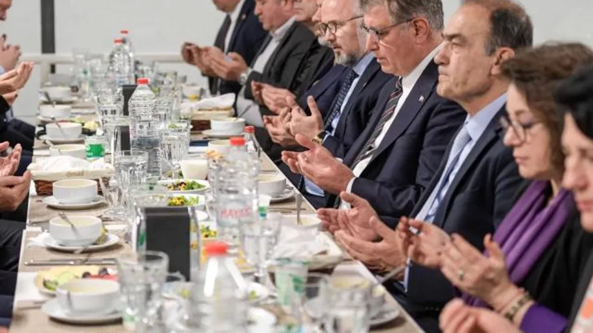 İzmirli meclis üyeleri aynı sofrada iftar yaptı