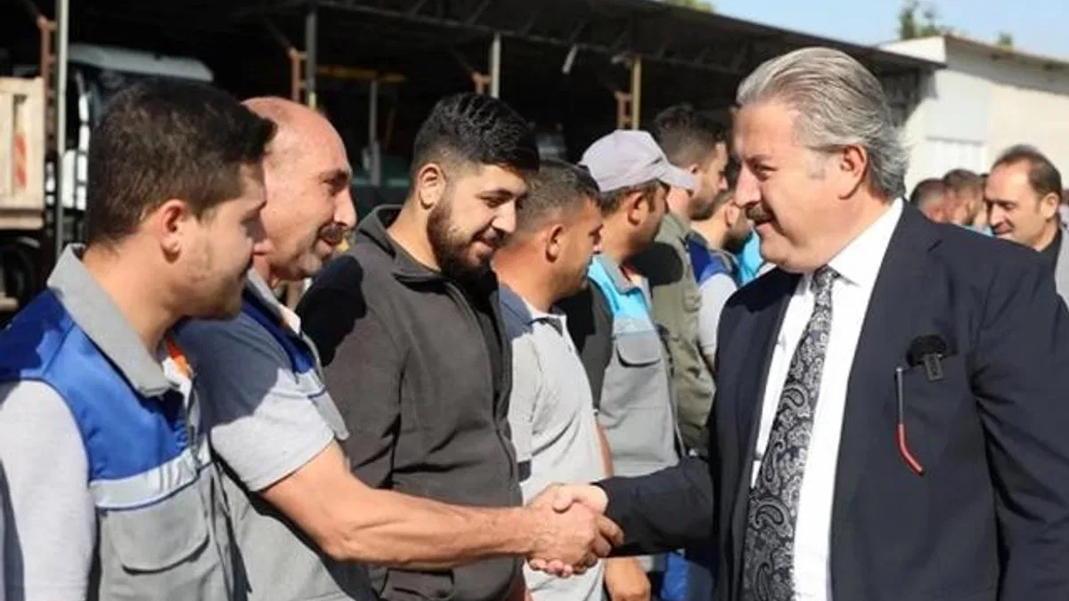 Kayseri Melikgazi mesaiye bayramlaşarak başladı