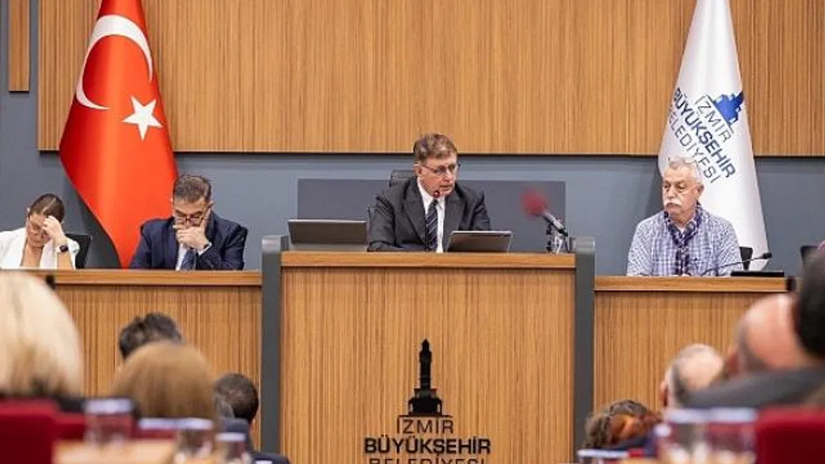 Başkan Tugay’dan 2025 bütçesinde tasarruf vurgusu “Ayağımızı yorganımıza göre uzatacağız”