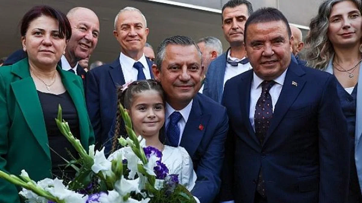 CHP Genel Başkanı Özgür Özel Antalya Büyükşehir Belediyesi’ni ziyaret etti