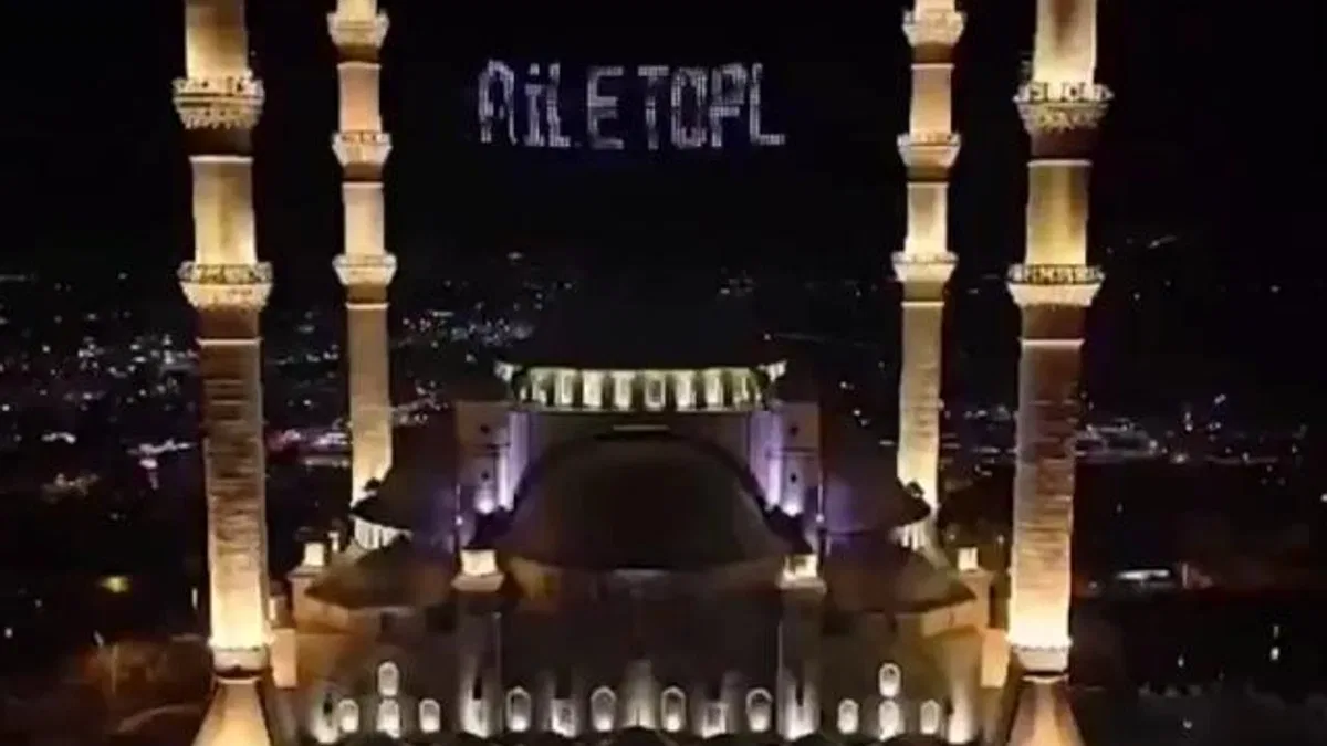 Mahyalar ‘Aile Yılı’ için yanıyor