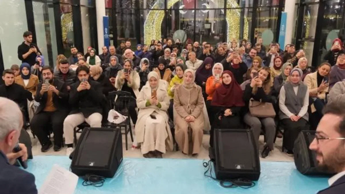 Ünlü yazar, Kocaeli’de konuk olduğu söyleşide gençlere seslendi!