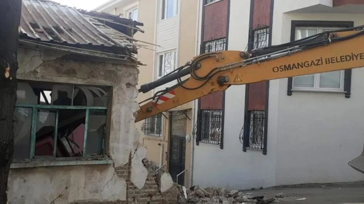 Bursa Osmangazi’de metruk yıkımlar sürüyor