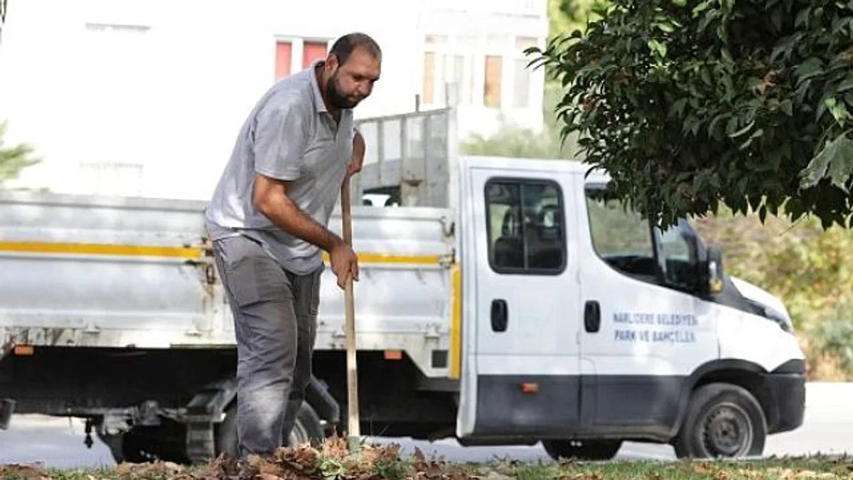 Narlidere’de parklarda temizlik seferberliği başlatıldı.