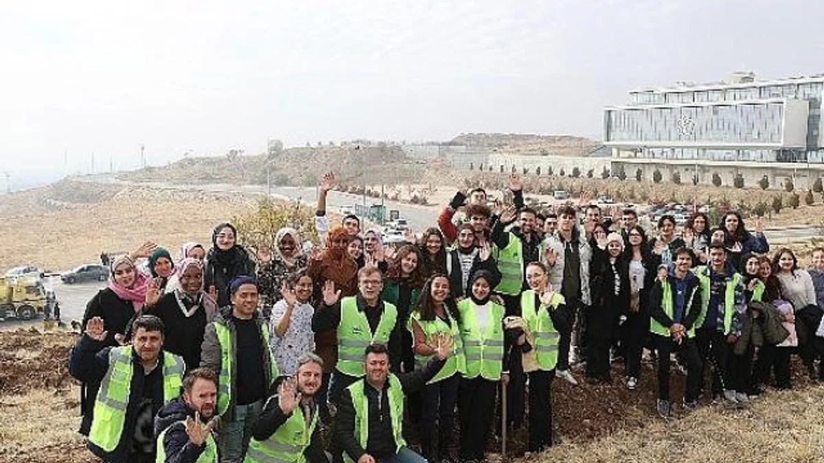 Milli Ağaçlandırma Günü’nde Üniversiteli Gençler Fidanları Toprakla Buluşturdu