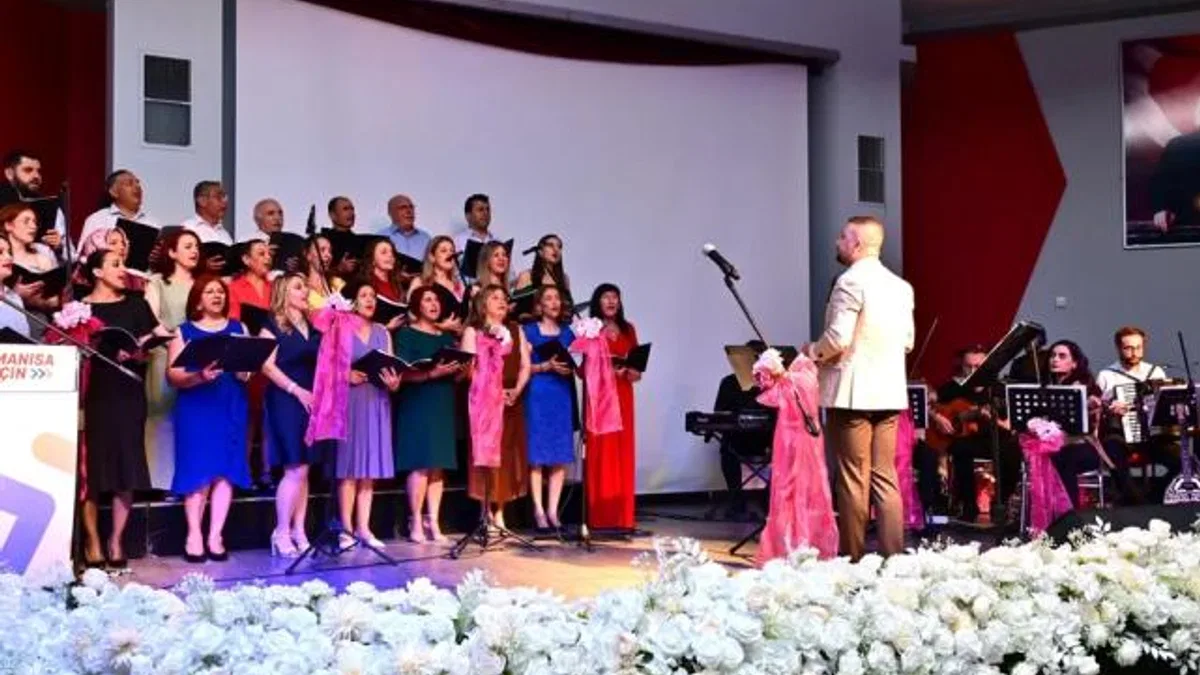 Manisa’da “Türkü Gibi Şarkılar” ayakta alkışlandı