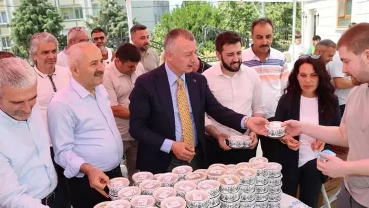 Başkan Büyükakın, Gebze’de aşure dağıttı