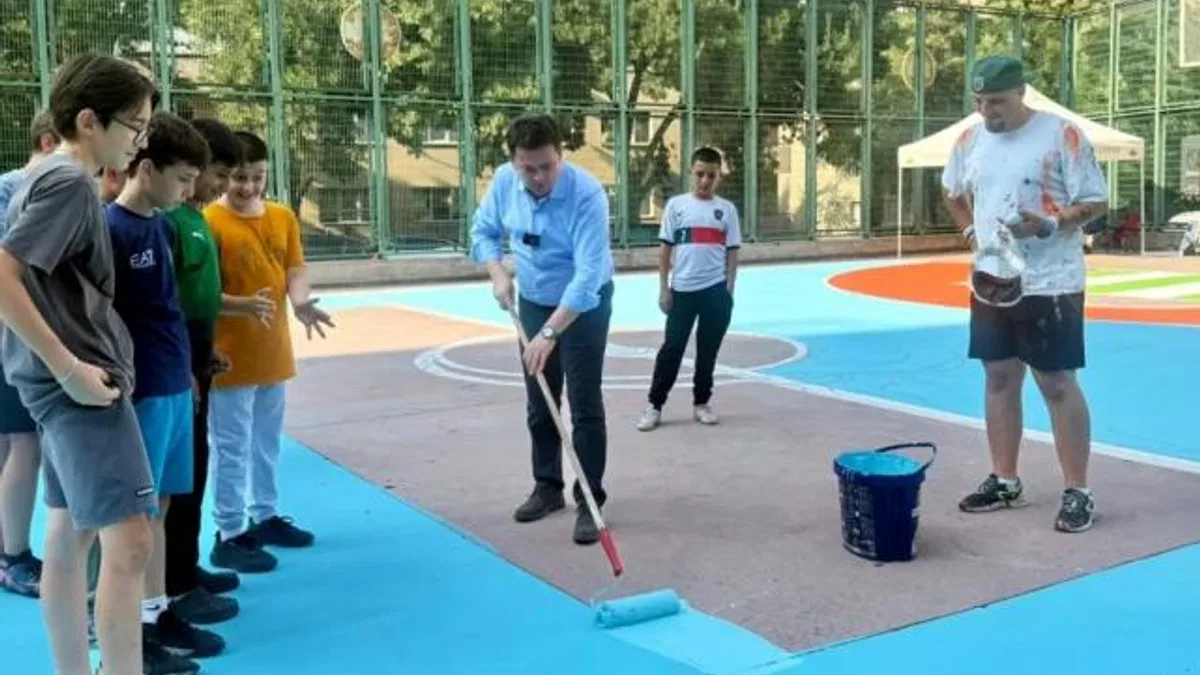 Bursa Osmangazi’de Başkan Aydın gençlerle basketbol sahası boyadı