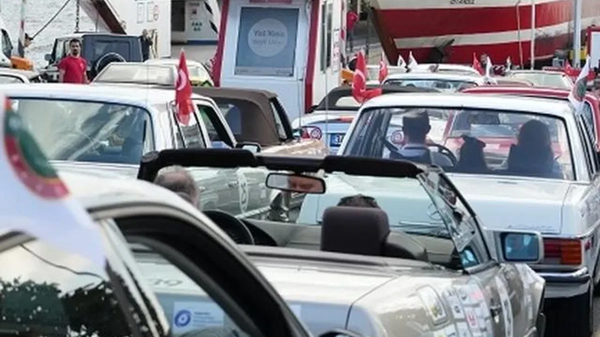 Nostaljik araçlara yol arkadaşı oldu