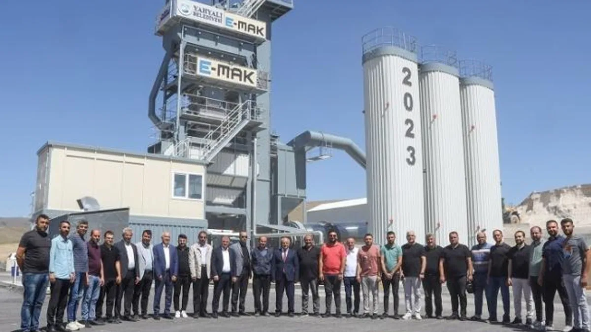 Başkan Esat Öztürk asfalt plentini tanıttı