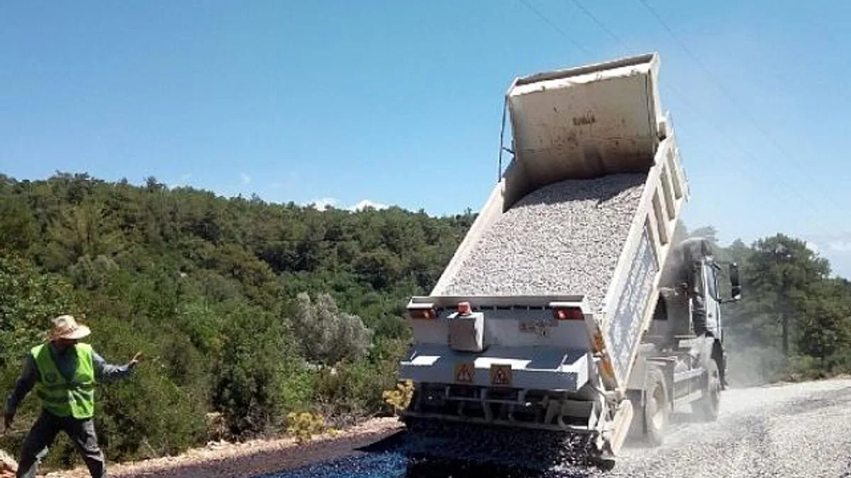 Muğla Büyükşehir Belediyesi 2024 yol programı kapsamında 10 ilçede 184 bin metre yol çalışmasını tamamladı.
