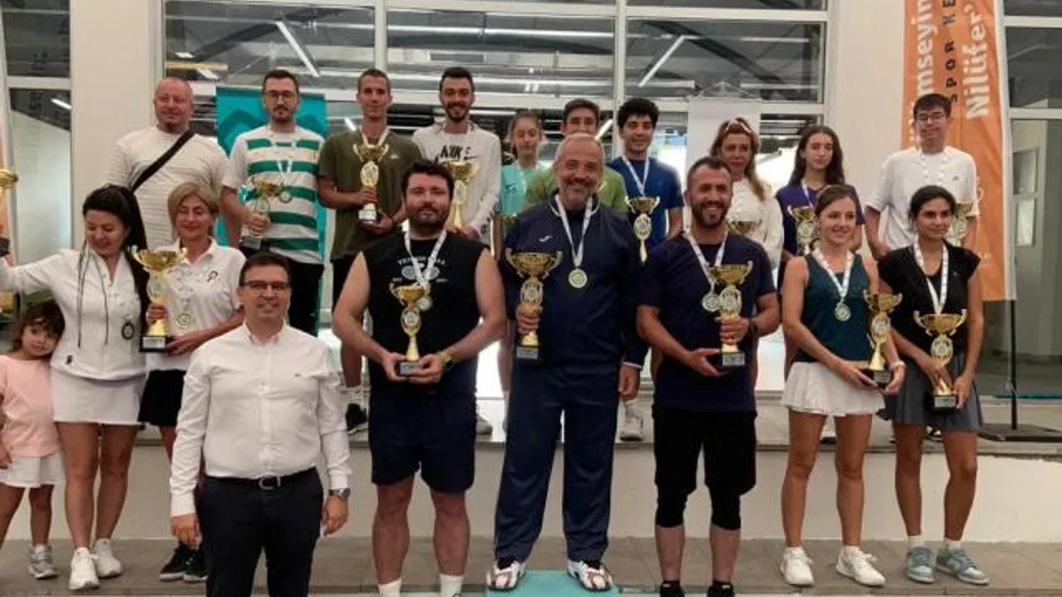 Raket Sporları Turnuvası’nda kazananlar ödüllerine kavuştu