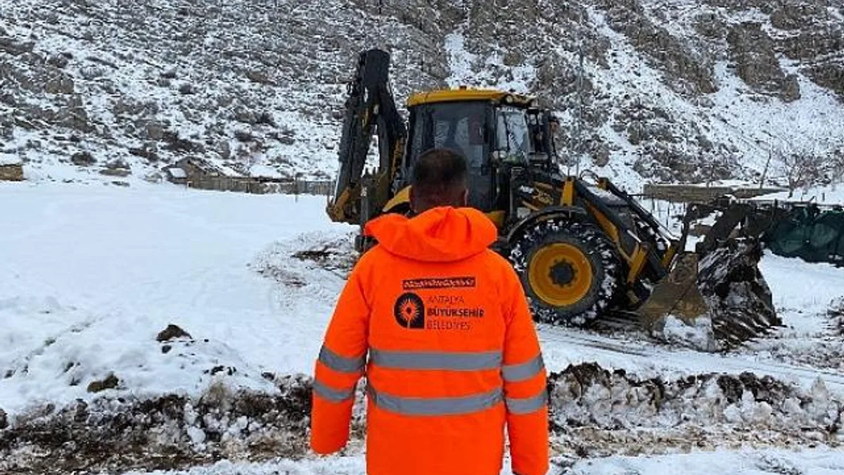 Antalya Büyükşehir Belediyesi Akseki’de karda mahsur kalan 3 aileyi kurtardı
