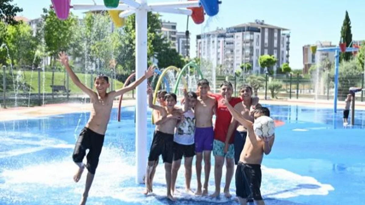 Manisa’da çocuklara serinleten eğlence