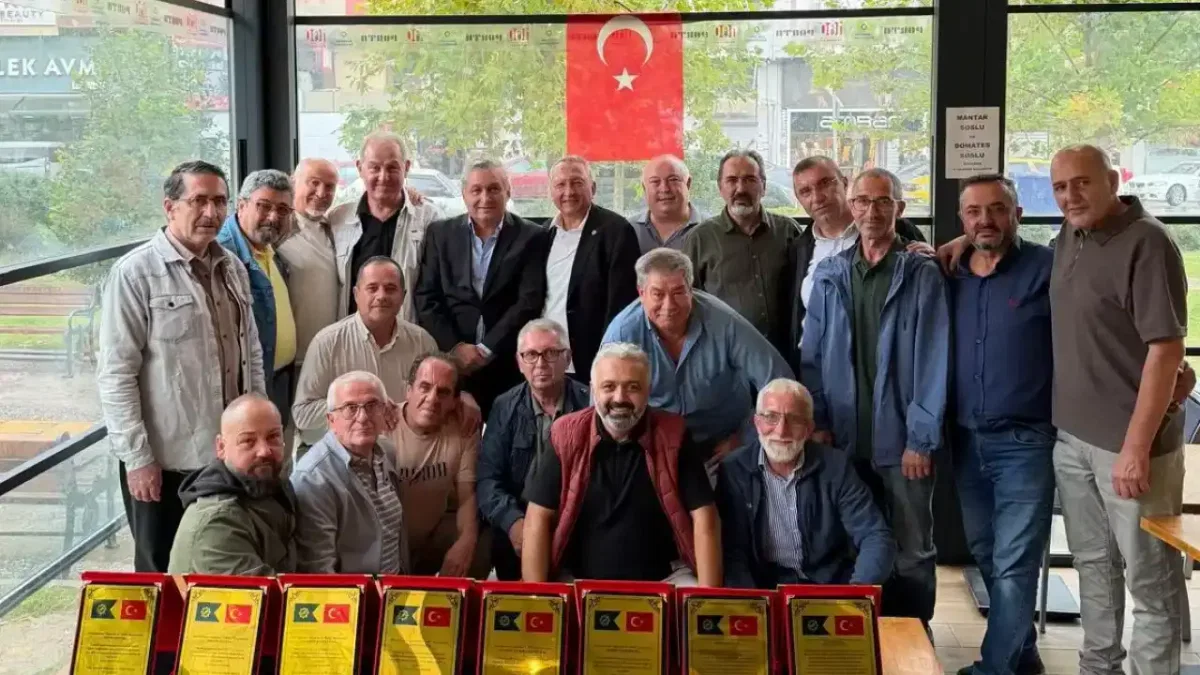 İzmir’de bir araya gelen eski askerler yıllara meydan okudu