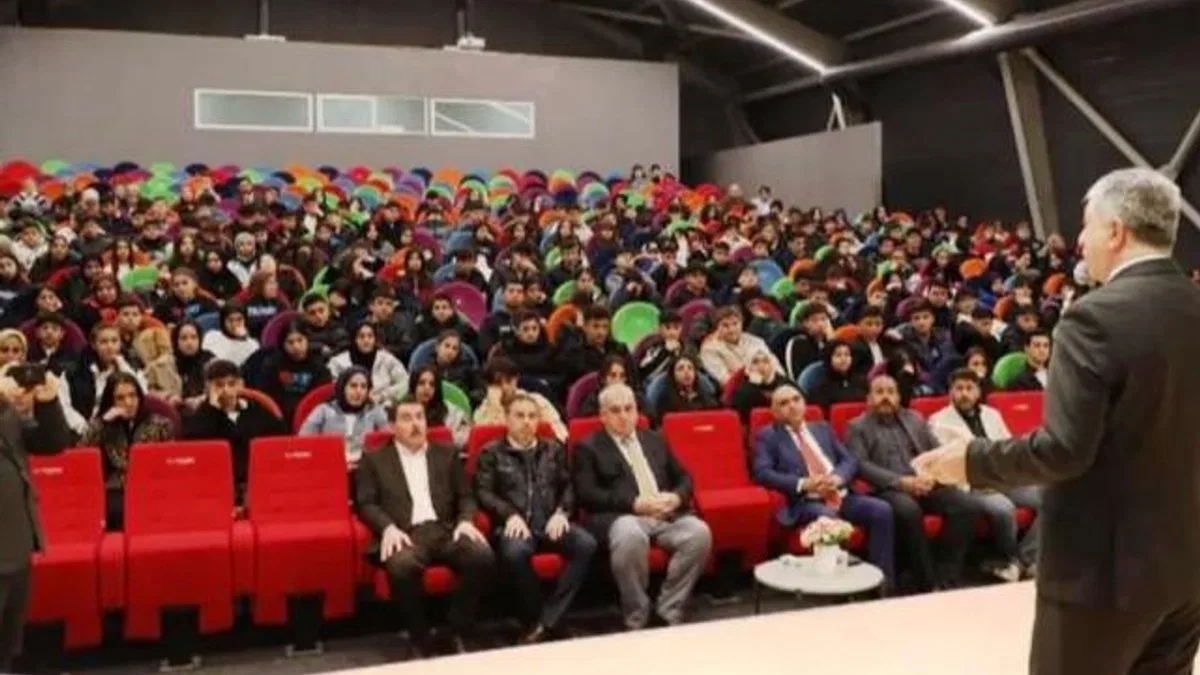 Başkan Ömeroğlu Kariyer Günleri’nde öğrencilerle buluştu.