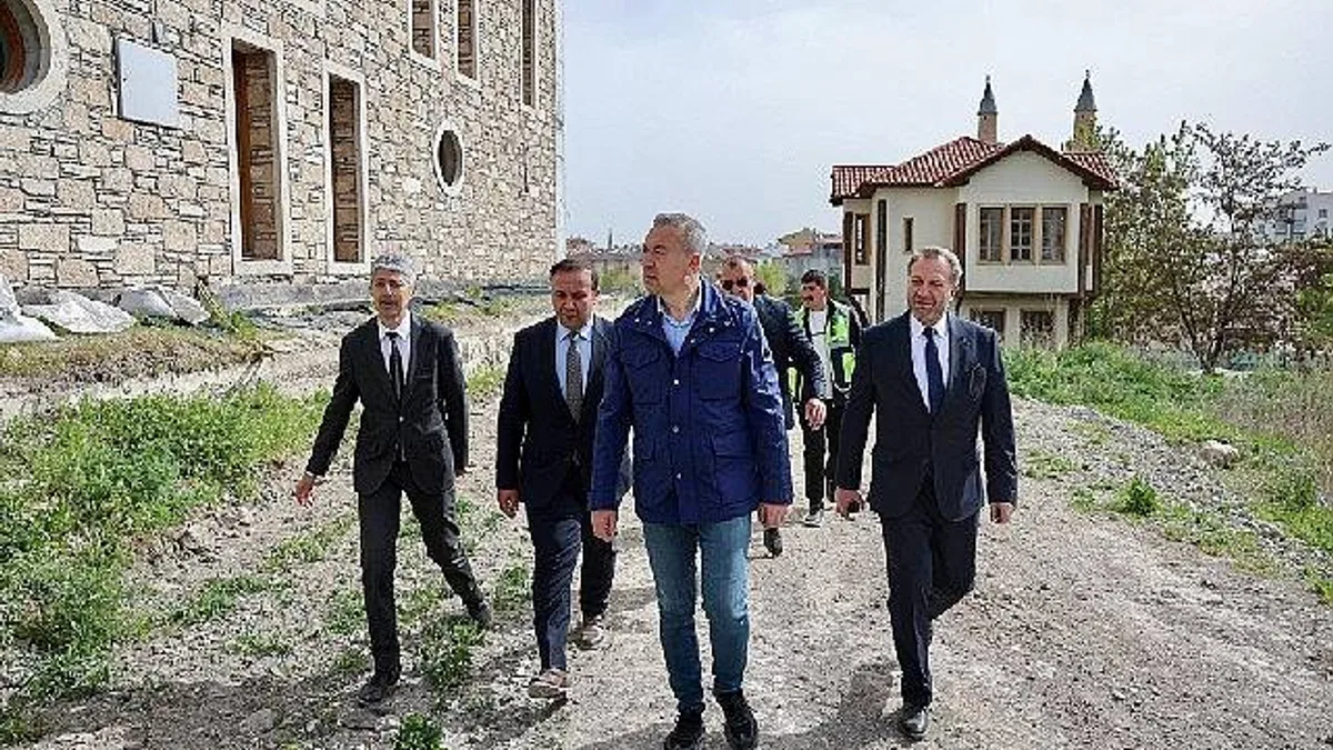 Sivas Belediye Başkanı Dr. Adem Uzun, yapımı devam eden Kale Projesi’ni yerinde inceleyerek çalışmalar hakkında bilgi aldı