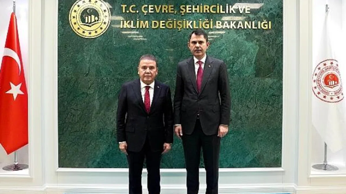 Antalya Büyükşehir Belediye Başkanı Muhittin Böcek, Ankara’da Çevre ve Şehircilik Bakanı Murat Kurum ile bir araya geldi