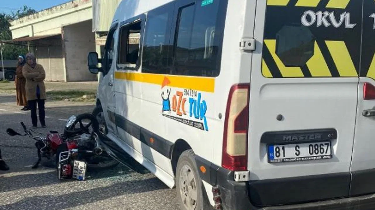 Düzce’de okul servisi ile motosiklet çarpıştı: 1 yaralı