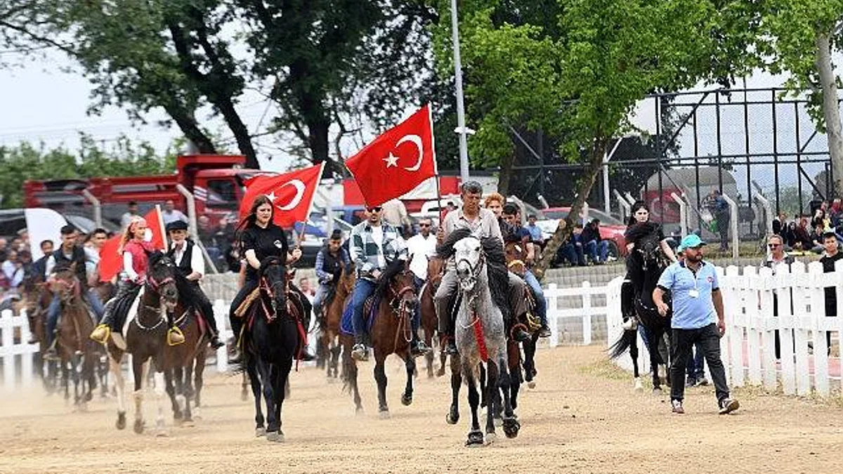 Başkan Aydın, at üstünde halkı selamladı