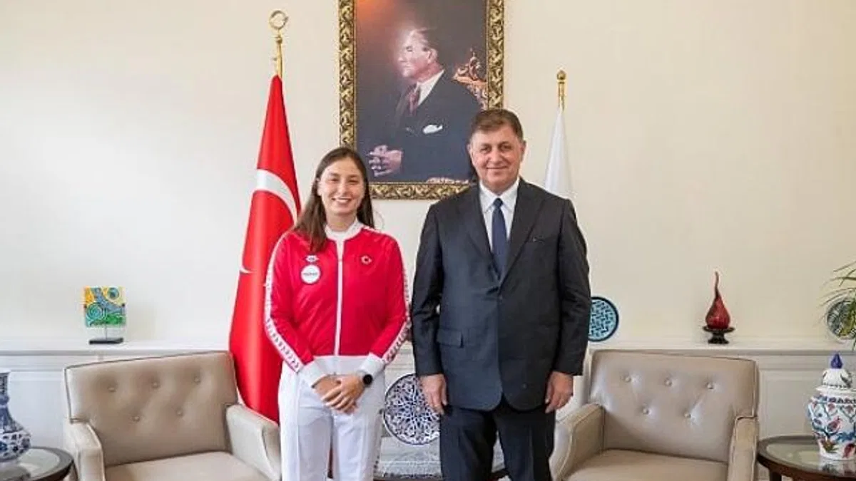 İlklere imza atan İzmirli yüzücü Başkan Tugay’la buluştu
