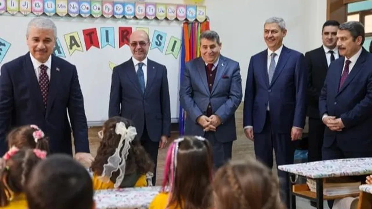 Konya protokolü çocuklara karnelerini dağıttı
