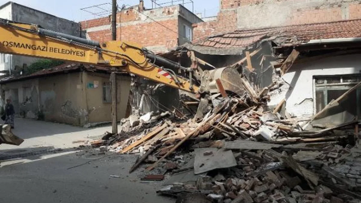 Osmangazi’de metruk binalar bir bir yıkılıyor