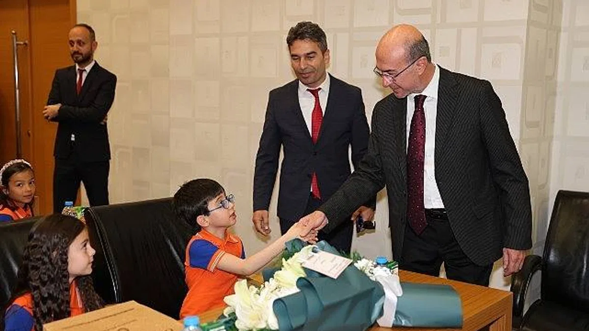 Selçuklu Belediye Başkanı Ahmet Pekyatırmacı, Şehit Erkan Kurşun ve Hakim Ömer Onsun İlkokullarından ziyarete gelen öğrencileri belediye meclis salonunda ağırladı