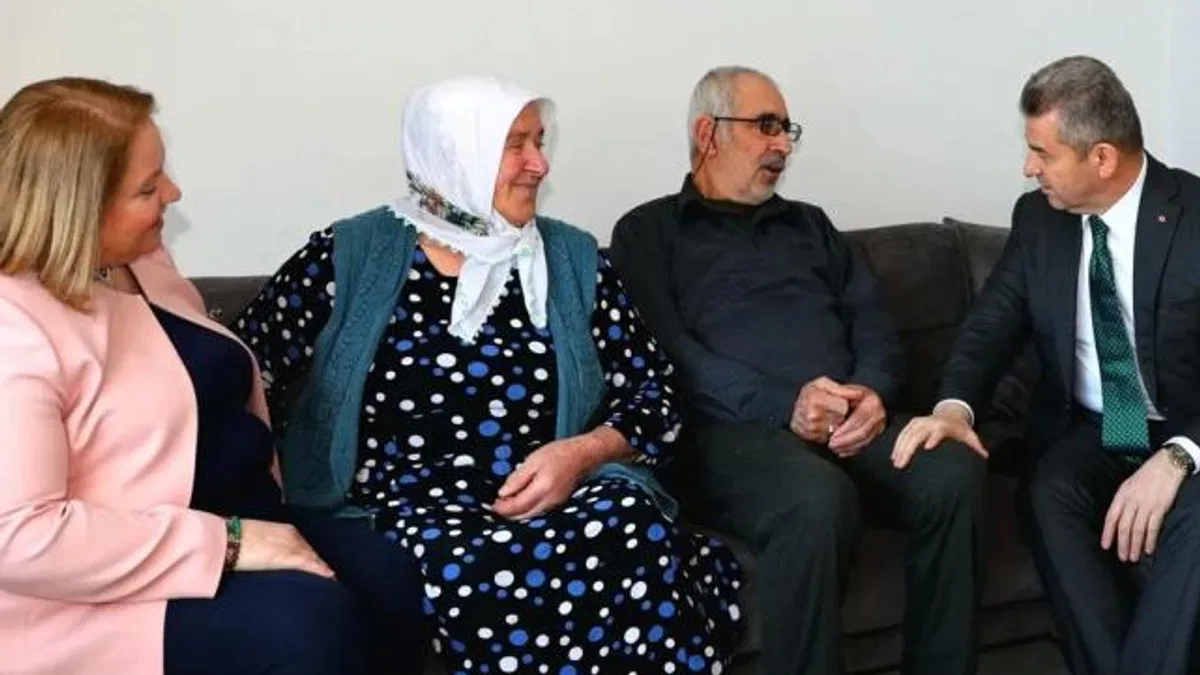 Artvin Valisi Ergün’den evlilikte 50’nci yılını kutlayan çifte ziyaret